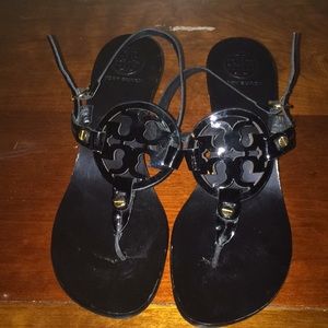 - Kitten heel patent leather sandals by Tory Burch